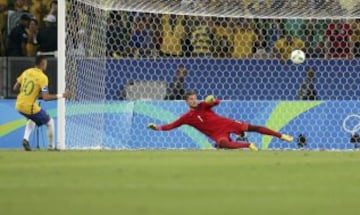 Neymar's golden delivery sends the Maracanã into ecstasy