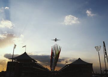 Un avión sobrevuela el circuito de Yas Marina.

