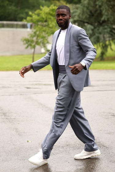 Dayot Upamecano a la llegada a la concentración. 