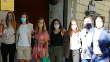 Varias jugadoras, agentes de representaci&oacute;n y miembros de Futbolistas ON a la entrada del juicio en la Audiencia Nacional. 