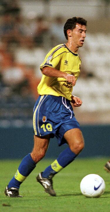  En el Villarreal, jugó entre 1998 y 2000, primero en Primera y luego en Segunda División. En su primera campaña, fue titular habitual y anotó 12 goles en 35 partidos, siendo uno de los referentes ofensivos del equipo. Su segunda temporada fue más discreta, con solo 1 gol en 14 partidos, antes de continuar su carrera en el Murcia y el Hércules.