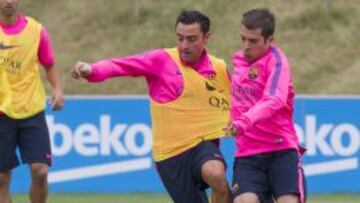 Xavi ante Jordi Alba en un entrenamiento en la gira inglesa.