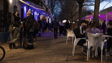 Varias personas en la terraza de un bar en la Alameda de Hércules.