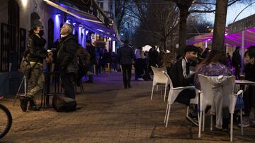 Varias personas en la terraza de un bar en la Alameda de H&eacute;rcules.