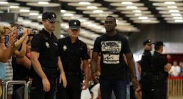 El colombiano Jackson Martínez, delantero del Atlético de Madrid, se fotografía con aficionados a su llegada esta tarde al aeropuerto Adolfo Suárez-Barajas de Madrid. Martínez ha sido traspasado desde el Porto a cambio de la cantidad de su cláusula de rescisión, 35 millones de euros.