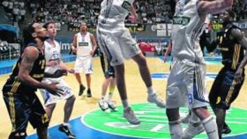 <b>EN RACHA. </b>Hervelle, en la imagen junto a Reyes, volvió a brillar.