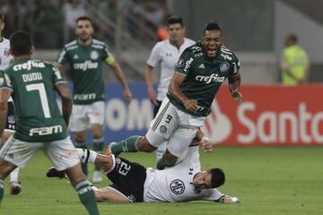 BRA52. SAO PAULO (BRASIL), 03/10/2018.- Miguel Borja (arriba) de Palmeiras disputa el balón con Claudio Baeza Baeza (abaj) de Colo Colo hoy, miércoles 3 de octubre de 2018, durante un partido de cuartos de final de la Copa Libertadores, en el estadio Allianz Parque de la ciudad de Sao Paulo (Brasil). EFE/Sebastião Moreira