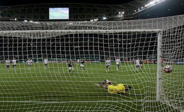 Soccer Football - Copa Libertadores - Palmeiras v Colo Colo - Allianz Parque, Sao Paulo, Brazil - October 3, 2018   Palmeiras' Miguel Borja scores their second goal from the penalty spot                REUTERS/Paulo Whitaker