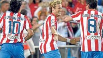 <b>GOL DE PICHICHI.</b> Diego Forlán celebra su trigésimo segundo gol en esta Liga que le corona como máximo goleador del campeonato y a un paso de la Bota de Oro.