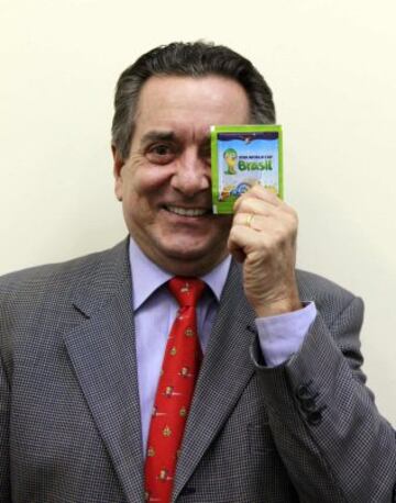 José Eduardo Martins, jefe ejecutivo de la editorial italiana Panini en Brasil, con los cromos del mundial de Brasil 2014 que se realizan en la fábrica de la editorial italiana en el Centro empresarial de Tamboré, al norte de Sao Paulo.