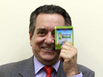 José Eduardo Martins, jefe ejecutivo de la editorial italiana Panini en Brasil, con los cromos del mundial de Brasil 2014 que se realizan en la fábrica de la editorial italiana en el Centro empresarial de Tamboré, al norte de Sao Paulo.