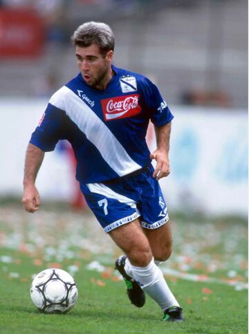Muchos lo recuerdan por su paso en Santos, sin embargo, llegó al fútbol mexicano para jugar con el Puebla en 1994.