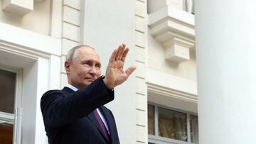 Russian President Vladimir Putin waves to Turkish President Tayyip Erdogan, who leaves following talks in Sochi, Russia, September 4, 2023. Sputnik/Sergei Karpukhin/Pool via REUTERS ATTENTION EDITORS - THIS IMAGE WAS PROVIDED BY A THIRD PARTY.