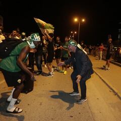 Locura en Elche con la llegada de sus héroes