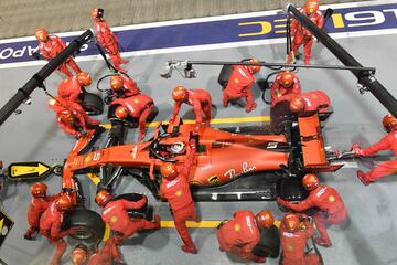 Sebastian Vettel haciendo una parada en el pit stop. 