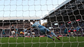 Soccer Football - Premier League - Aston Villa v AFC Bournemouth - Villa Park, Birmingham, Britain - October 26, 2024 AFC Bournemouth's Evanilson scores their first goal past Aston Villa's Emiliano Martinez REUTERS/Chris Radburn EDITORIAL USE ONLY. NO USE WITH UNAUTHORIZED AUDIO, VIDEO, DATA, FIXTURE LISTS, CLUB/LEAGUE LOGOS OR 'LIVE' SERVICES. ONLINE IN-MATCH USE LIMITED TO 120 IMAGES, NO VIDEO EMULATION. NO USE IN BETTING, GAMES OR SINGLE CLUB/LEAGUE/PLAYER PUBLICATIONS. PLEASE CONTACT YOUR ACCOUNT REPRESENTATIVE FOR FURTHER DETAILS..