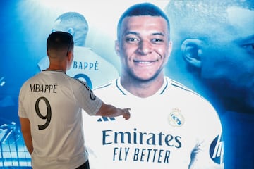 Venta de la camiseta de MBappé con el Real Madrid.