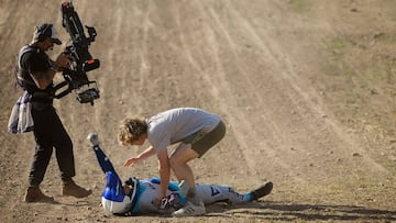 Remy y Luke Meier-Smith se abrazan en Lake Placid tras la primera victoria en Copa del Mundo DH de MTB