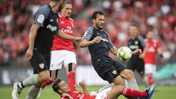 ELZ1170 ICCP. Zurich (Switzerland Schweiz Suisse), 21/07/2018.- Sevilla&#039;s Franco Vazquez (R) fights for the ball with Benfica&#039;s Alejandro Grimaldo (down) during a pre season friendly match between Spain&#039;s Sevilla FC and Portugal&#039;s Benf