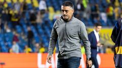 LAS PALMAS DE GRAN CANARIA, 25/02/2024.- El entrenador de Las Palmas Javier García Pimienta, al finalizar el partido de Liga que UD Las Palmas y CA Osasuna disputan este domingo en el estadio de Gran Canaria. EFE/Quique Curbelo
