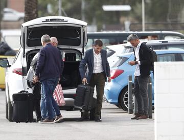 Llegada de Celades a la ciudad deportiva del Valencia para dirigir su primer entrenamiento 



































