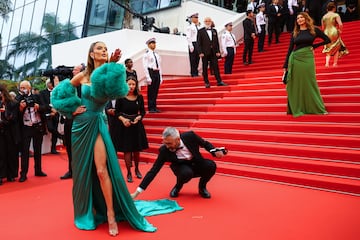 Alessandra Ambrosio posa en la alfombra roja durante el desfile inaugural del primer día de la 78ª edición del festival de cine de Cannes.