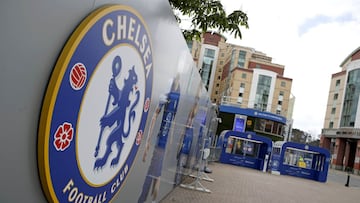 El escudo del Chelsea en un mural de la entrada a Stamford Bridge por Stamford Gate.