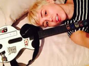 Miley Cyrus se venga de los Grammy con el Guitar Hero