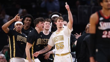 Baylor Scheierman y Hugo González celebran tras un triple del primero contra los Sixers.