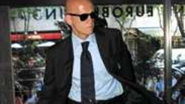 <B>CHICO MARTINI.</B> Collina llegó a Madrid con gafas oscuras y bien trajeado.