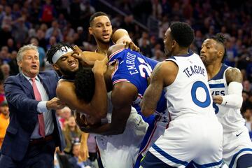 Karl-Anthony Towns y Joel Embiid, estrellas de los Wolves y los Sixers de la NBA, se enzarzaron en una bochornosa pelea en el tercer cuarto del partido que les enfrentó en Filadelfia y que acabó con victoria de los Sixers (117-95). Towns y Embiid están enfrentados desde hace tiempo y continuaron después su pelea en las redes sociales.