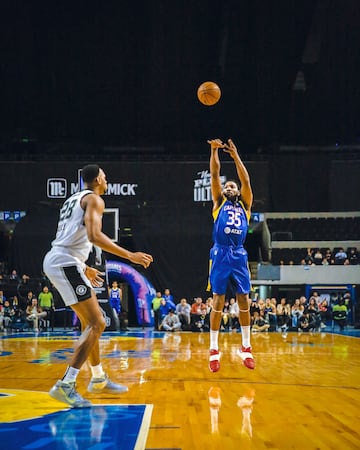 Kenneth Faried intenta un tiro durante un partido de la G League de los Capitanes de la Ciudad de México.