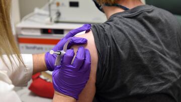 Encabezado: Entre miedo y esperanza: así es ser voluntario de una vacuna del coronavirus USA01. MARYLAND (EE.UU.), 27/08/2020.- Fotografía cedida por la Facultad de Medicina de la Universidad de Maryland que muestra a un participante mientras recibe una dosis durante la fase 1/2 del ensayo clínico de la vacuna candidata de Pfizer/BioNTech, en Estados Unidos. "Mi único miedo es que no funcione". Eso dice Ezequiel Boetti, uno de los argentinos que se prestó para probar la eficacia de una de las vacunas más avanzadas contra el coronavirus, en un momento en el que los científicos buscan con urgencia la participación de miles de voluntarios con la esperanza de frenar la pandemia. Después de haber experimentado con una velocidad inédita con animales (etapa preclínica) y luego con algunos cientos de personas para descartar posibles efectos secundarios graves, siete potenciales vacunas llegaron a una etapa clave: probarlas con 30.000 o más individuos en zonas donde el virus circula muy activamente, como América. EFE/ Facultad de Medicina de la Universidad de Maryland /SOLO USO EDITORIAL/NO VENTAS