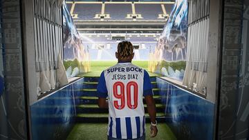 Jesús Díaz, hermano de Luis, durante su presentación como nuevo jugador de Porto B.