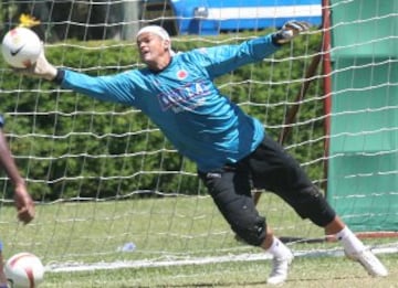 Miguel Calero, volando de palo a palo en un entrenamiento de la Selección Colombia.