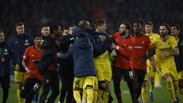 Los jugadores del Rennes y el Villareal, discuten al final del partido.