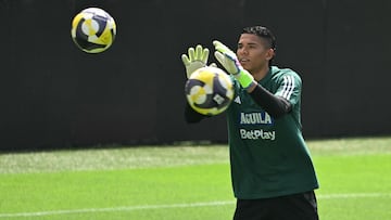 Colombia's goalkeeper Kevin Mier controls the ball during a training session at the Metropolitan Stadium in Barranquilla, Colombia on June 5, 2025, on the eve of the FIFA World Cup 2026 qualifier football match against Peru. (Photo by Luis ACOSTA / AFP)