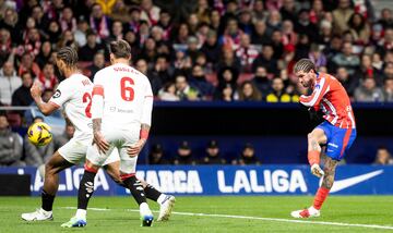 1-0. Pierde el baln el Sevilla en la inmediaciones de su rea, el esfrico le llega a Rodrigo De Paul y suelta un misil con la derecha, cruzado y al palo largo, del guardameta sevillista, ?lvaro Fernndez. Imparable.