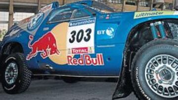 <b>EL TEMPLO MADRIDISTA DE FONDO. </b>El Santiago Bernabéu fue el marco desde el que partió ayer Carlos Sainz junto con la mayoría de los participantes españoles.