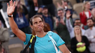 Rafael Nadal se despide del público tras perder ante Alexander Zverev en la Philippe Chatrier.