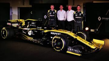 Hulkenberg, Abiteboulm Stoll y Ricciardo, con el Renault RS19 de F1.