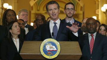 En esta foto de archivo del 13 de marzo de 2019, el gobernador de California, Gavin Newsom, habla durante una conferencia de prensa en el Capitolio, en Sacramento, California. 