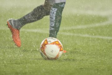 El juego fue detenido por la fuerte lluvia que cayó en el estadio, lo que provocó notorios encharcamientos en la cancha.