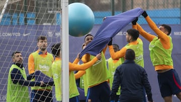 Los jugadores del Barcelona, en uno de los habituales juegos que realizan al inicio de cada entrenamiento.