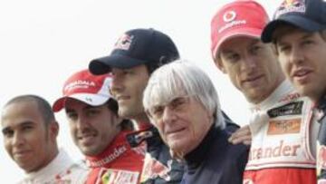 <b>BERNIE Y SUS JOYAS. </b>Ecclestone posa con Hamilton, Alonso, Webber, Button y Vettel antes del GP de Corea disputado en octubre de 2010.