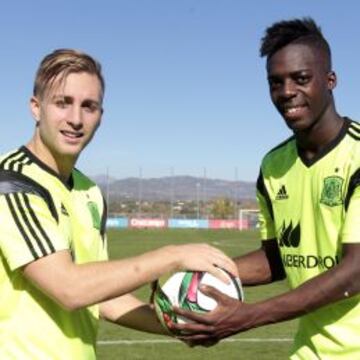 PREPARADOS. Deulofeu e Iñaki Williams posan para AS en la previa del partido que hoy mide a la Sub-21 con Georgia en Almería.