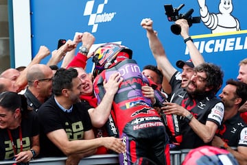 Jorge Martín abraza a su equipos tras ganar en el Gran Premio de Francia. 