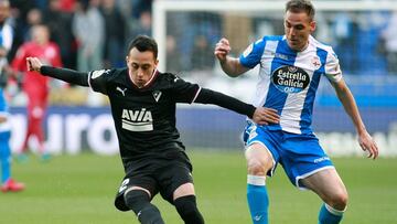 El centrocampista chileno del Eibar, Fabi&aacute;n Orellana (i), domina el bal&oacute;n ante la presencia del defensa del Deportivo La Coru&ntilde;a, Fernando Navarro, durante el partido disputado en el Estadio Municipal de Riazor, correspondiente a la jo