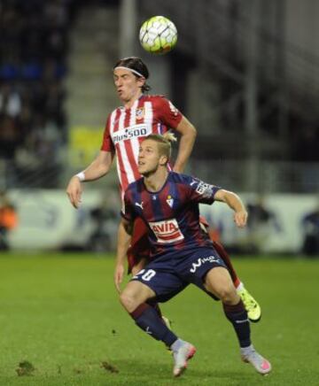 Salto de Filipe Luis ante Keko.