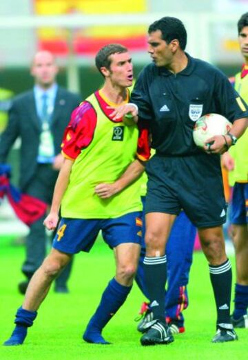22/06/02 Mundial de Japón y Corea 2002. Cuartos de final, partido Corea-España.
Iván Helguera encarándose con el árbitro Al Ghandour.